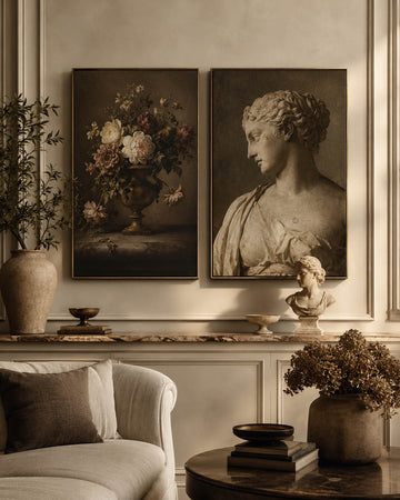 Dy panorama klasike me kompozim lulesh dhe bust antik në një ambient elegant neutral.