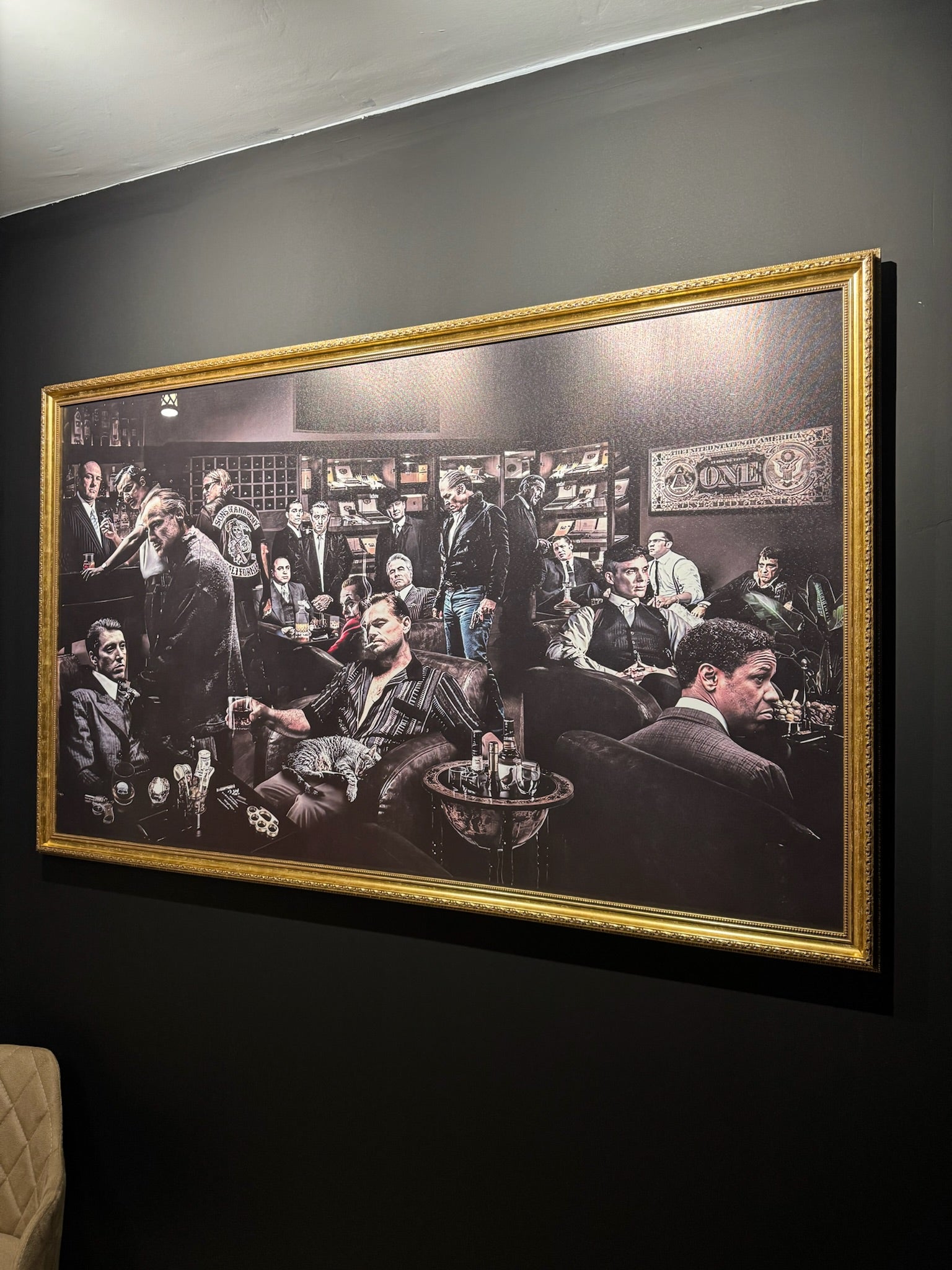 Panorame luksoze "Mafia Legends" me personazhe ikonike nga filmat mafiozë – foto reale nga showroom-i GETRICH