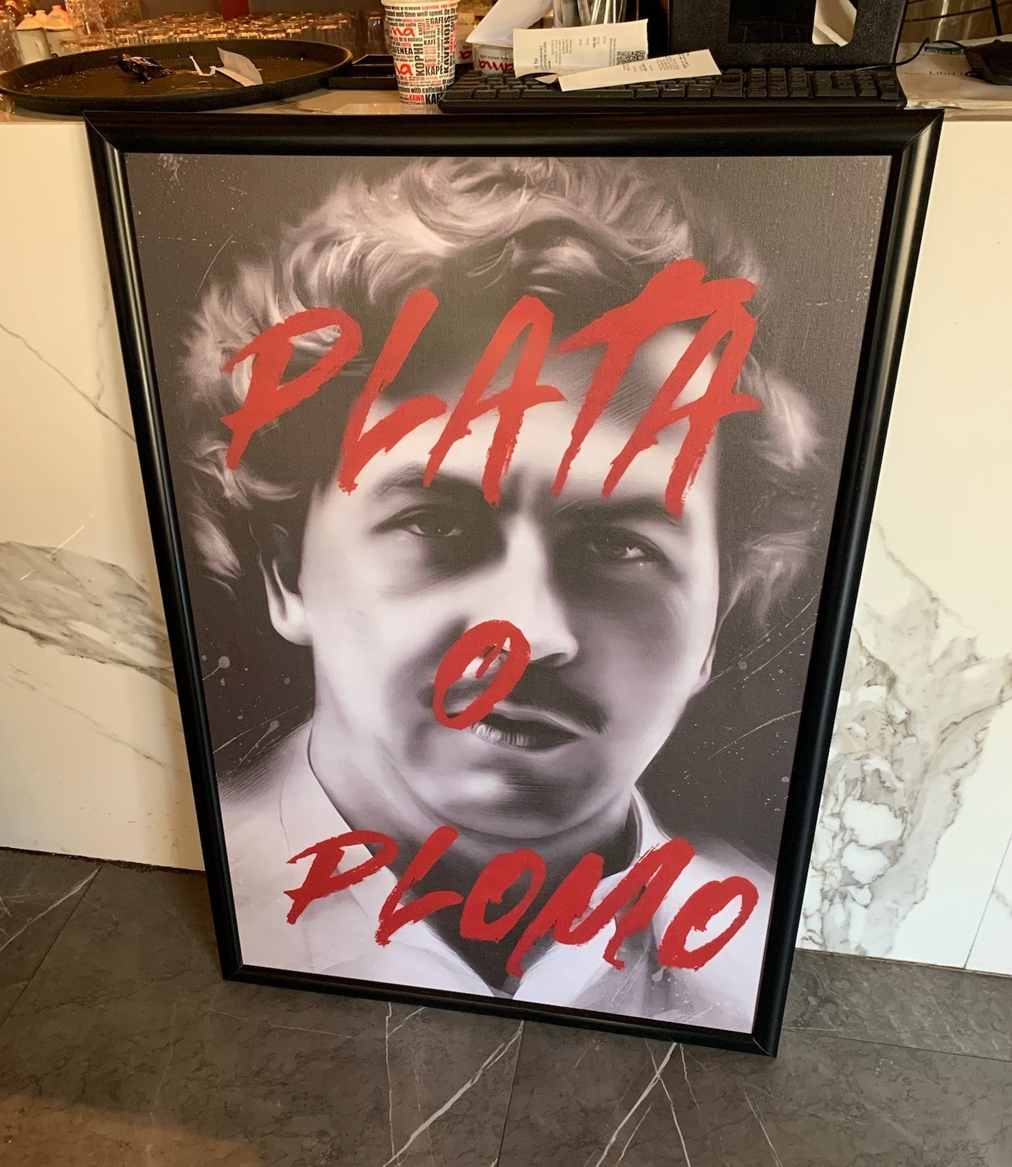 Canvas "Plata o Plomo" me figurë ikonike te Pablos dhe shkronja të kuqe
