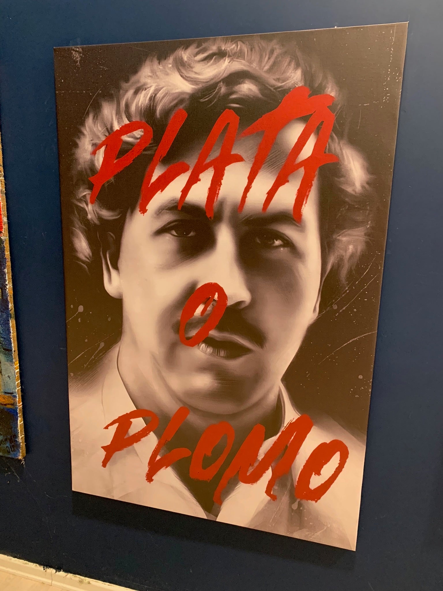 Canvas "Plata o Plomo" me figurë ikonike te Pablos dhe shkronja të kuqe